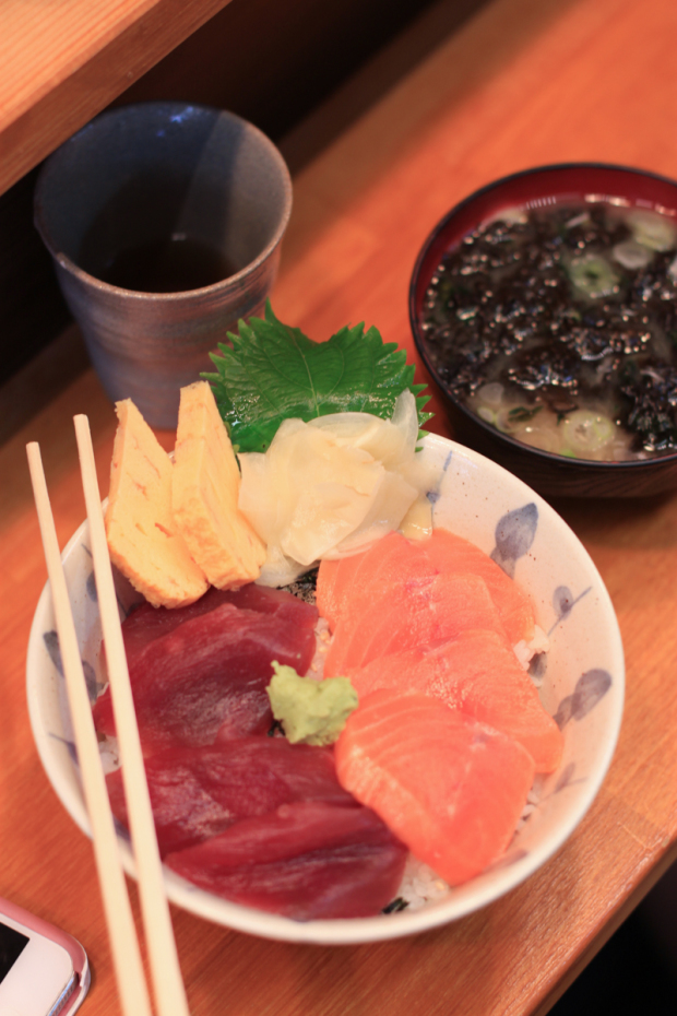 tokyo, tokyo travel, tsukiji fish market, sashimi bowl, blair culwell, the fox and she