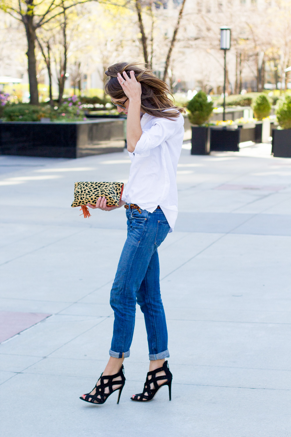 white button down, boyfriend jeans, leopard clutch —&nbsp;via @TheFoxandShe