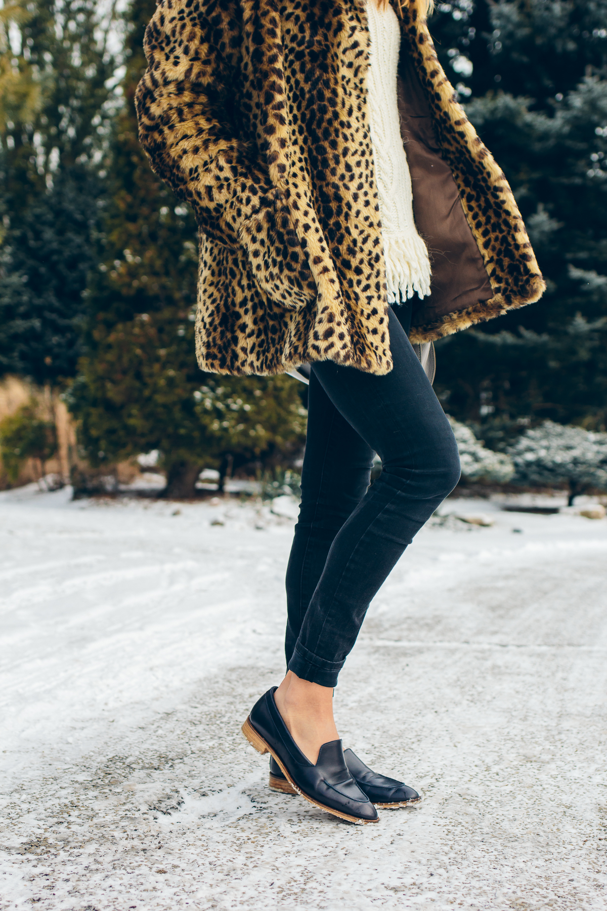leopard coat, fringe sweater, black skinny jeans, pointy toe loafers — via @TheFoxandShe