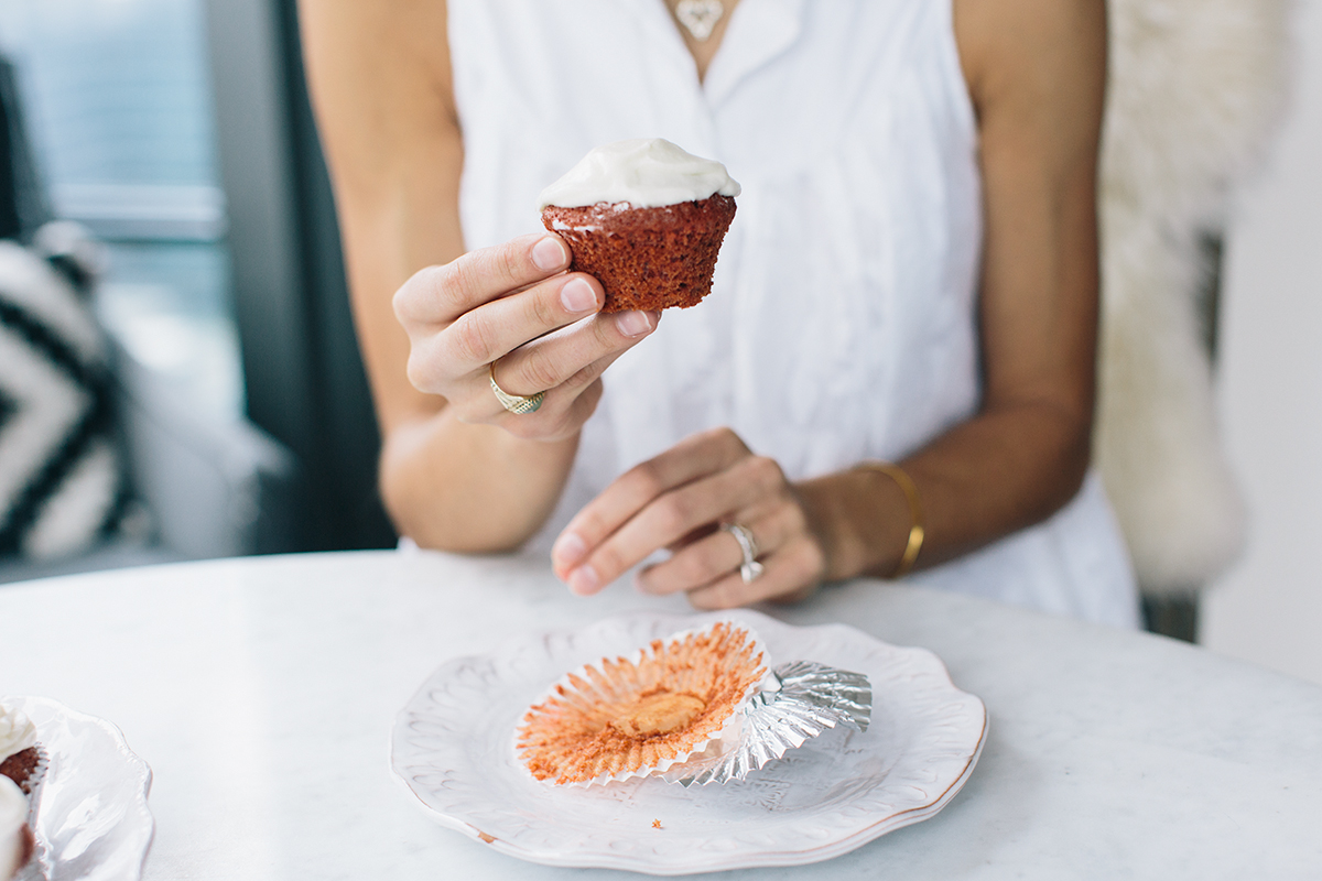 red velvet cupcakes, red velvet cupcake recipe — via @TheFoxandShe
