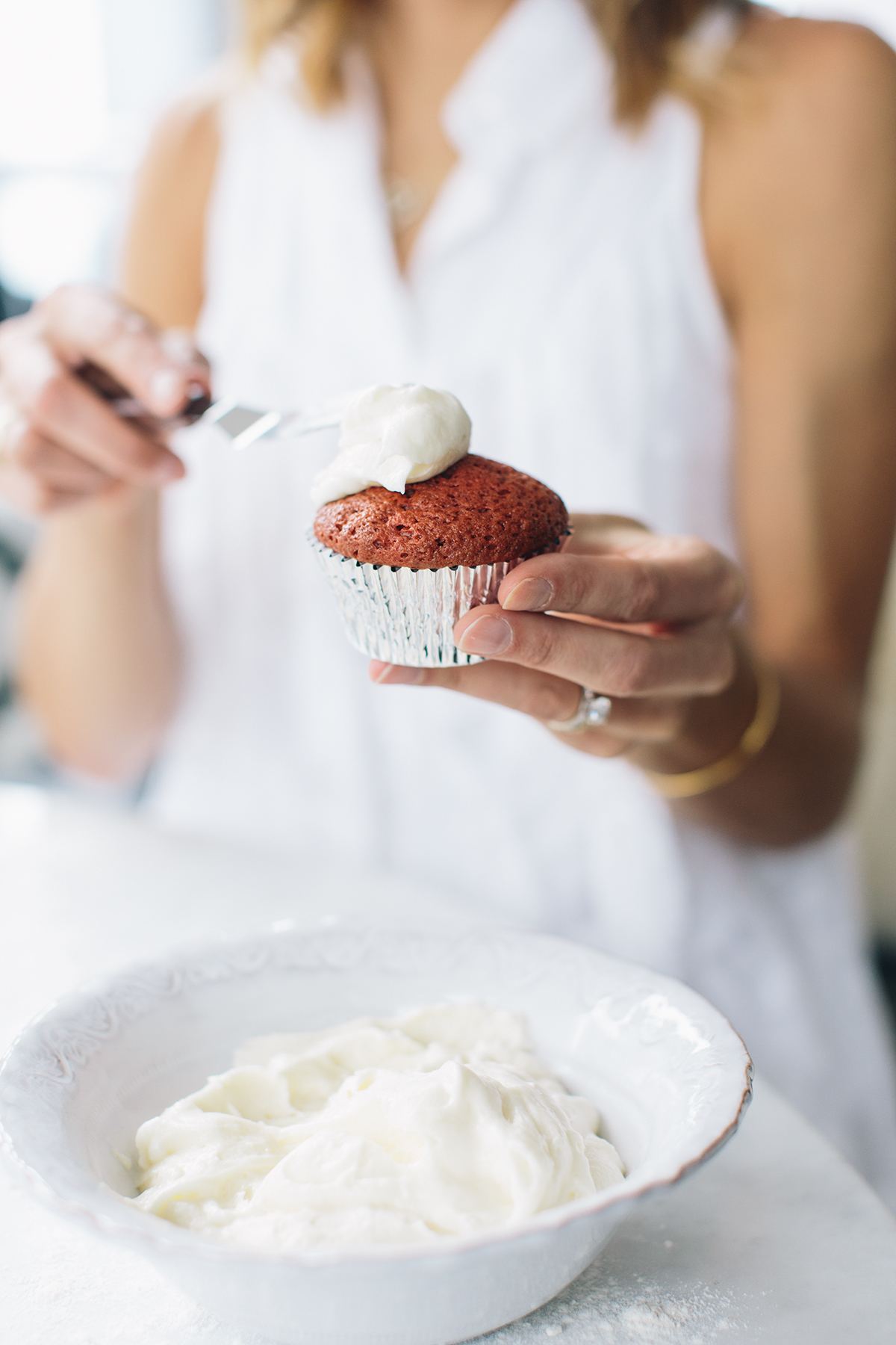 how to ice cupcakes — via @TheFoxandShe