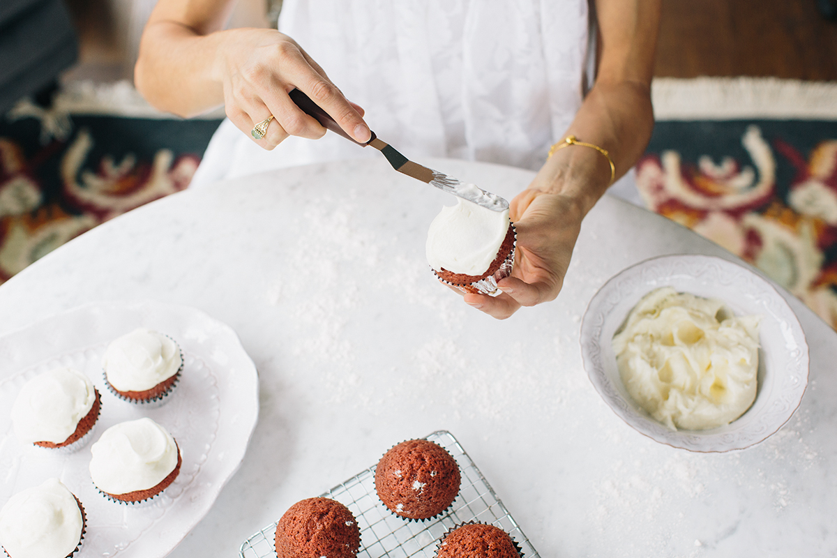 how to ice cupcakes — via @TheFoxandShe