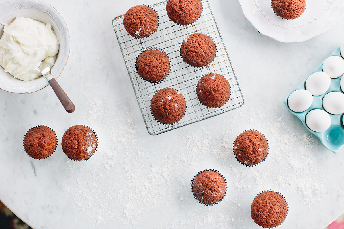 red velvet cupcakes, red velvet cupcake recipe — via @TheFoxandShe