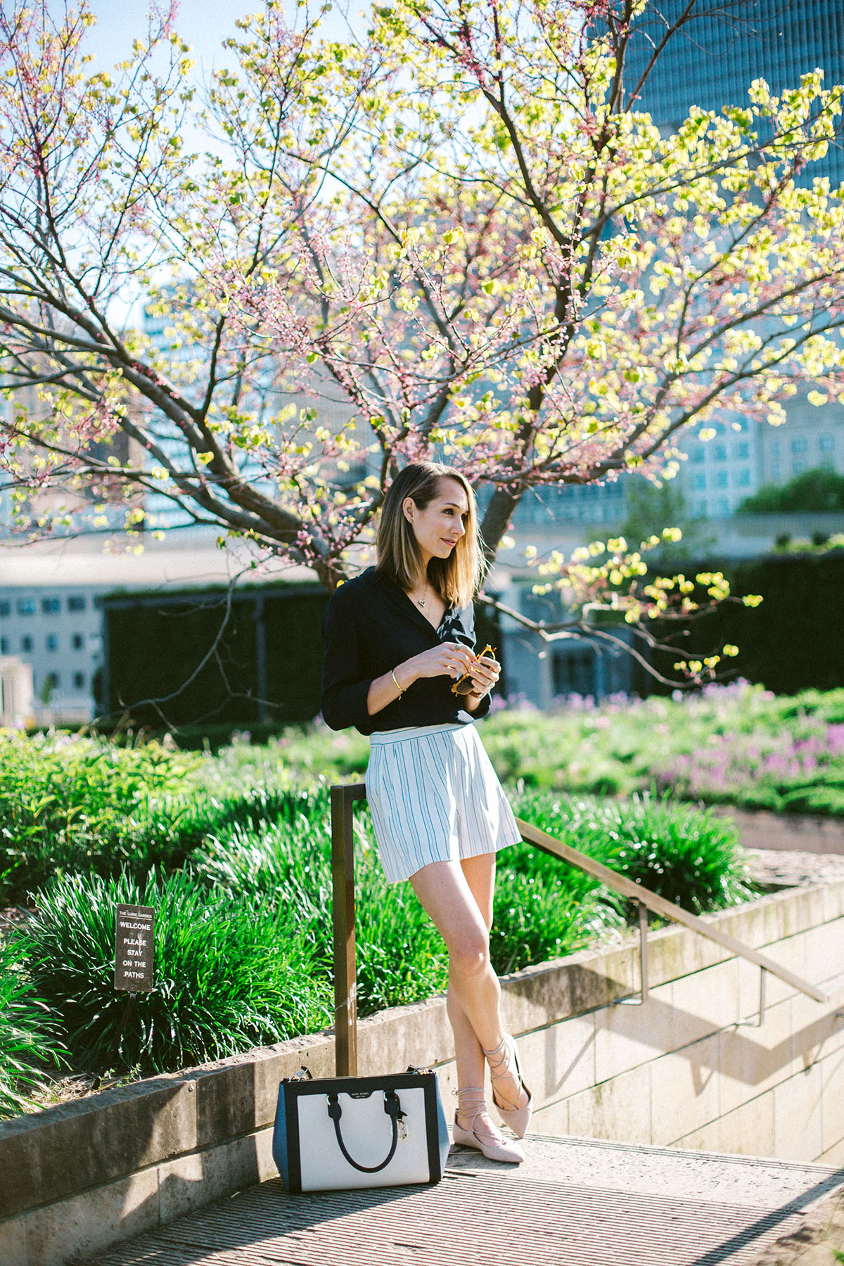 striped shorts and carry all tote