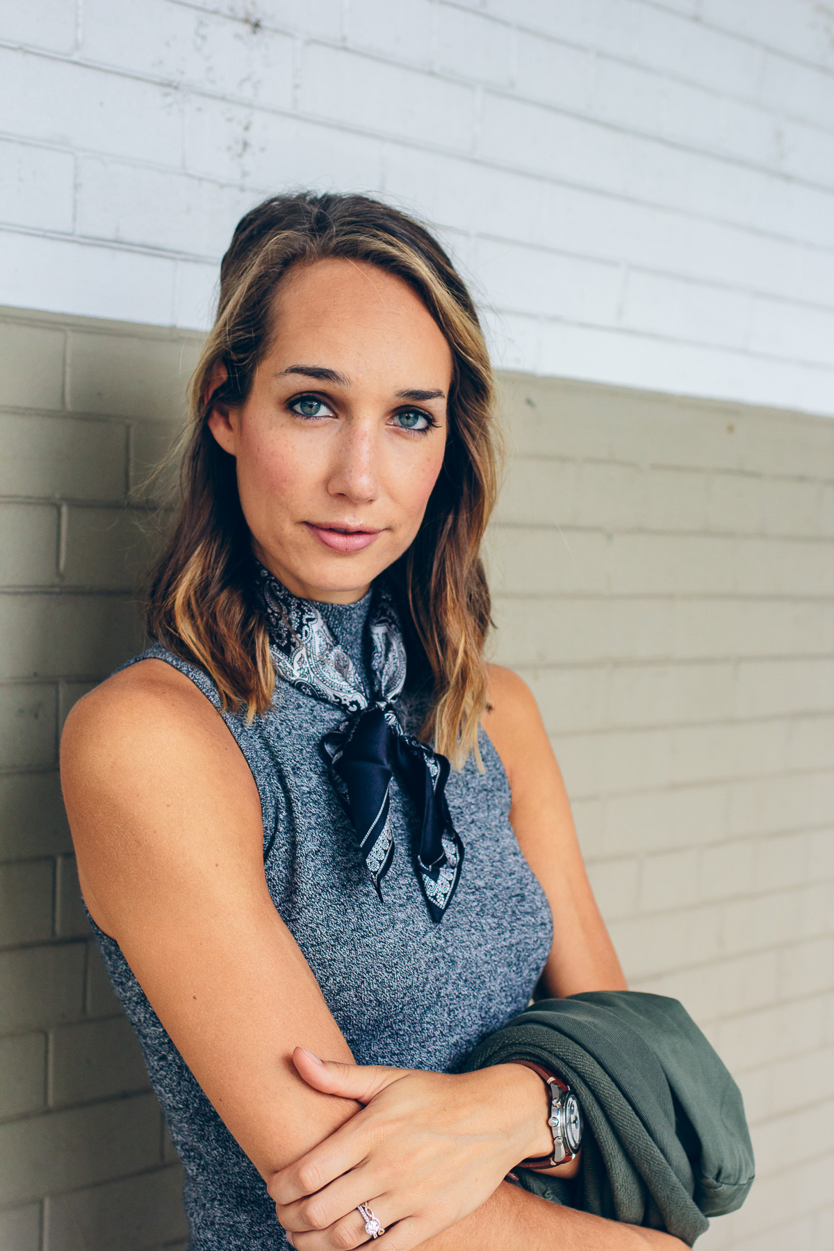 how to wear a neck scarf