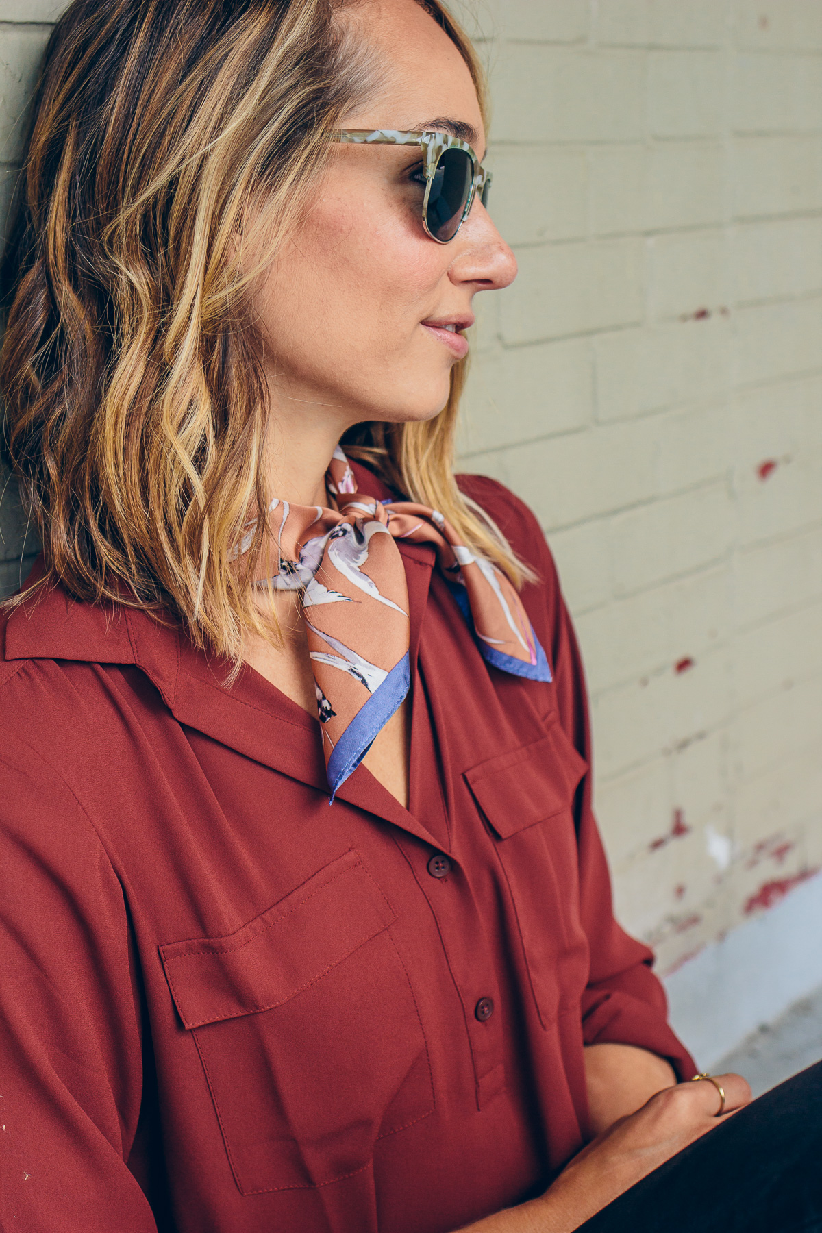 how to wear a neck scarf