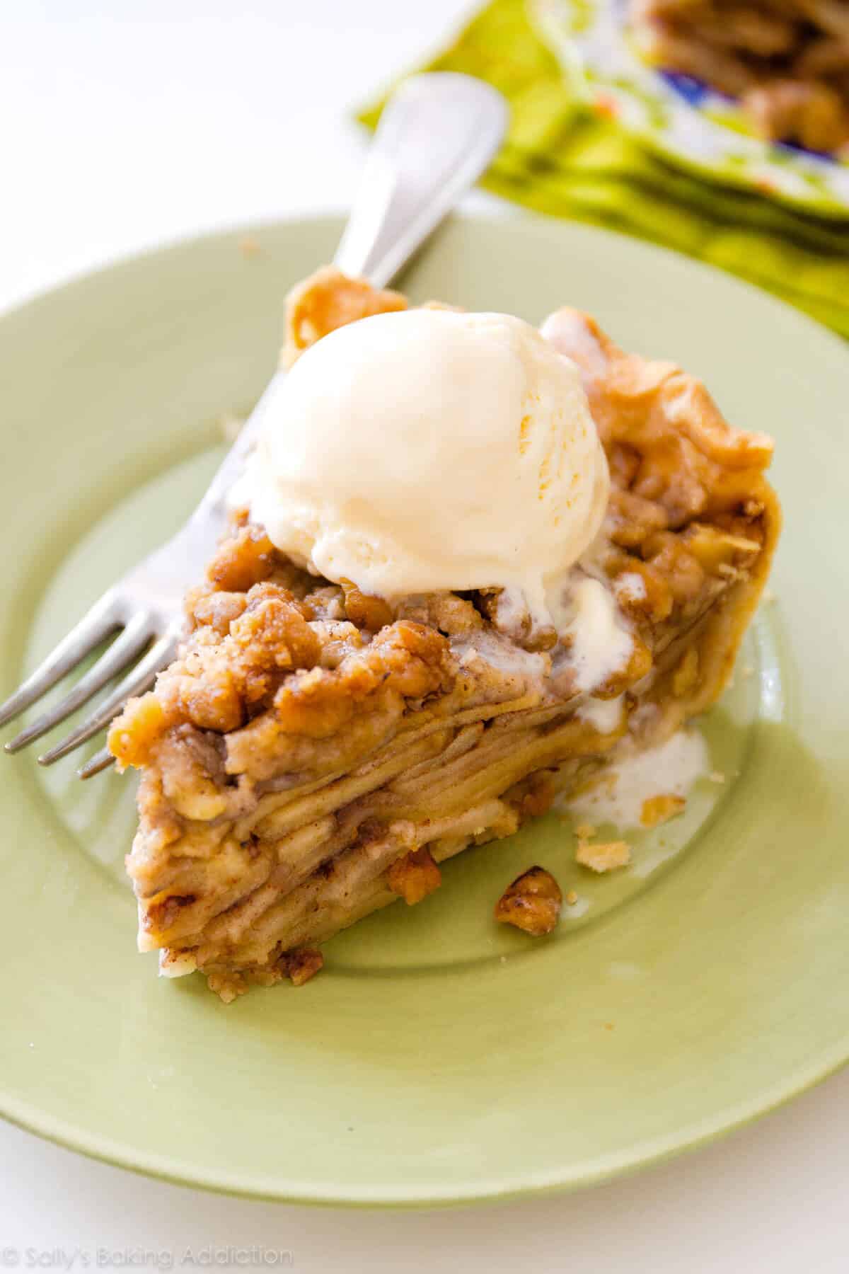 apple crumble pie | Thanksgiving desserts recipes