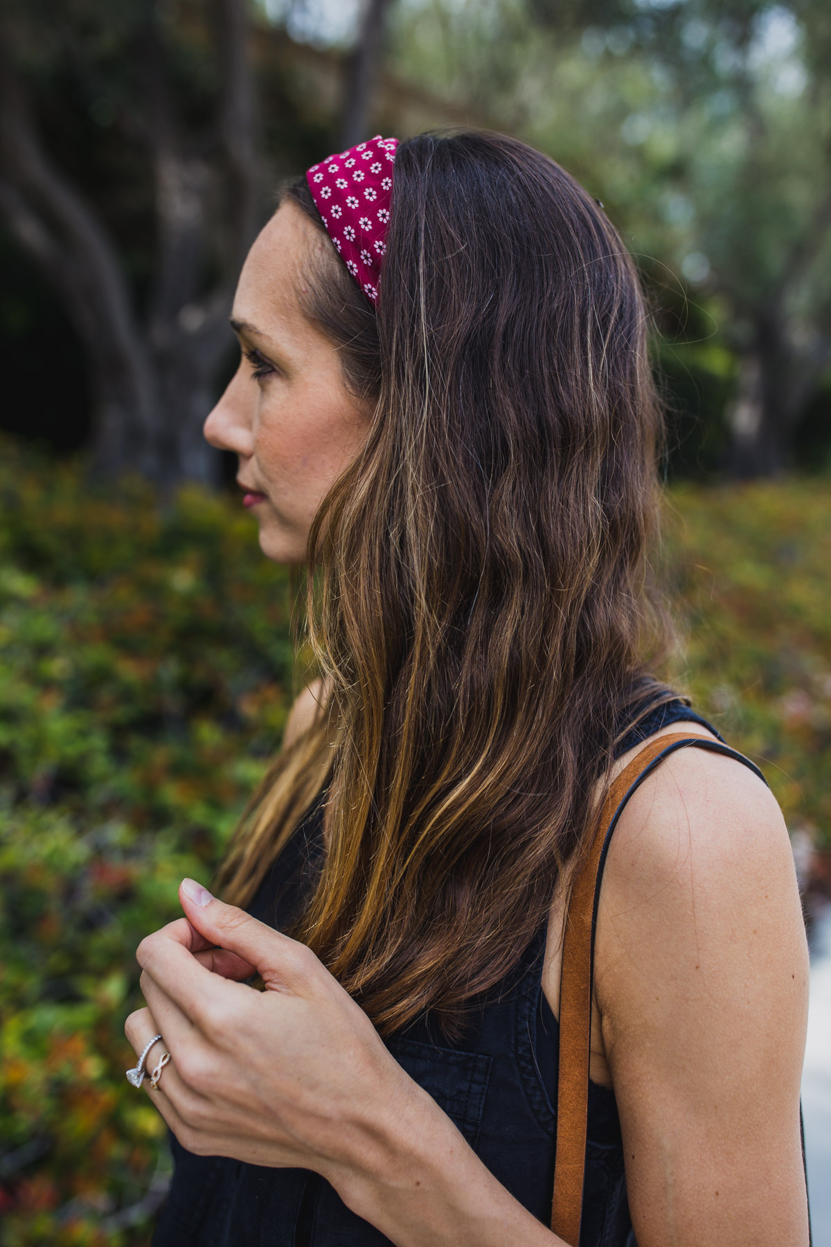 how to wear a silk scarf