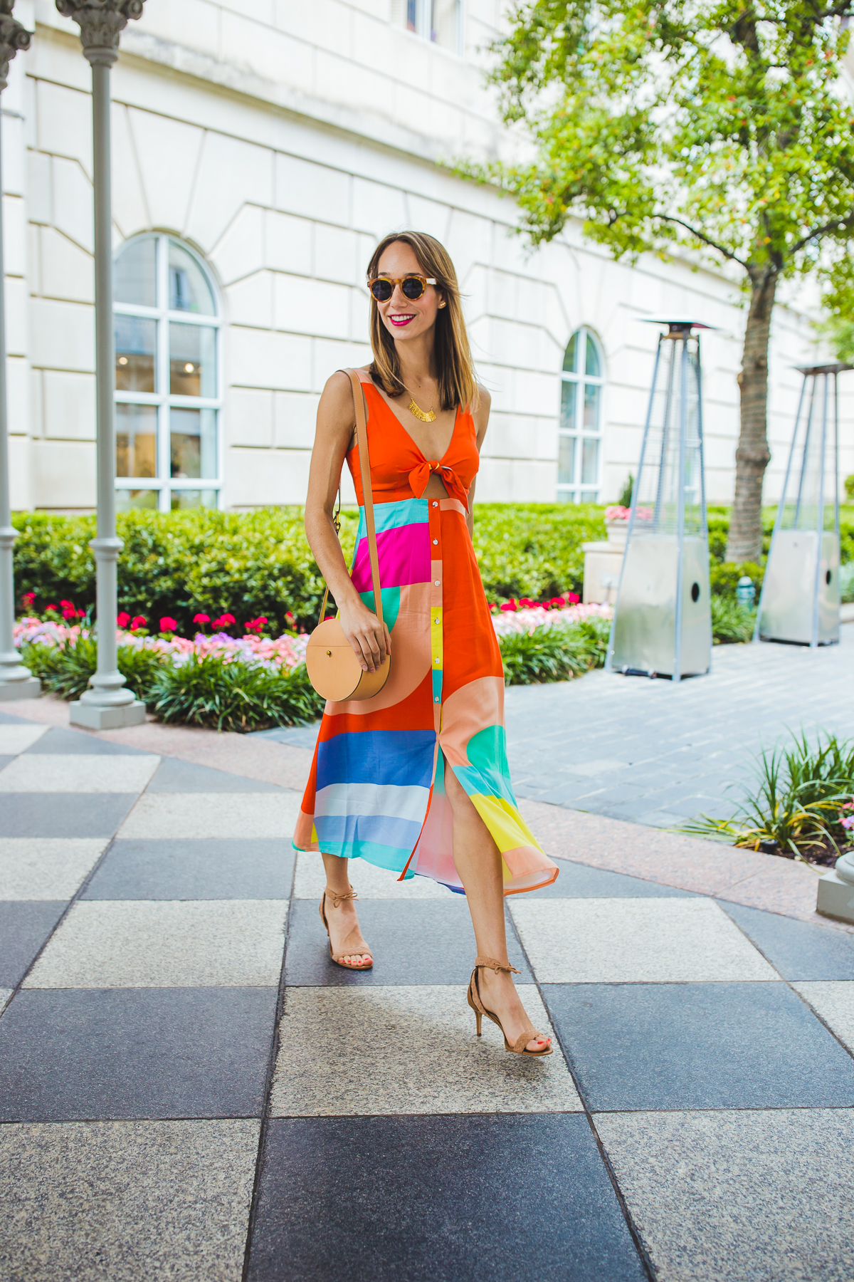 The Fox & She is sharing tips on how to wear a midi dress