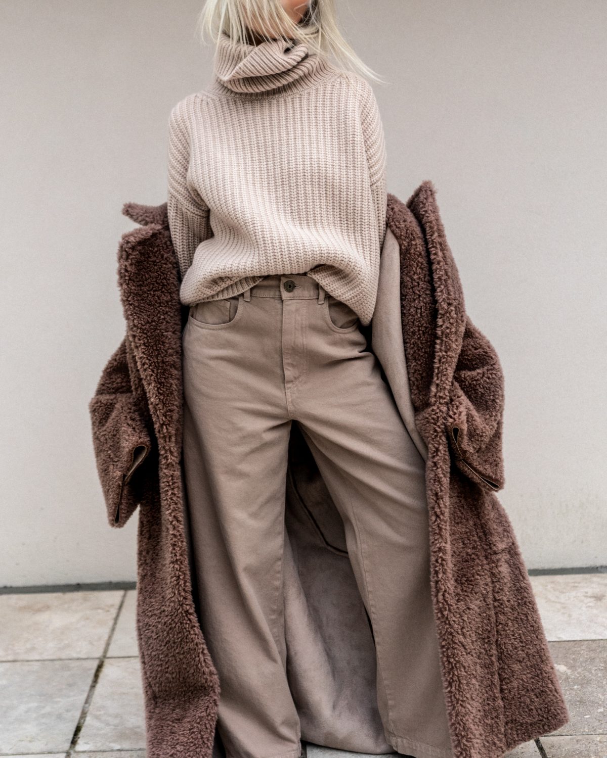 neutral oversized sweater outfit