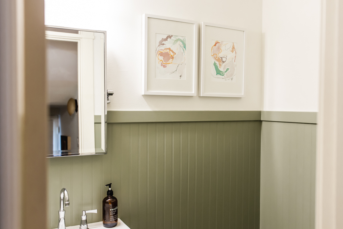 bathroom with sink, mirror and wall decor