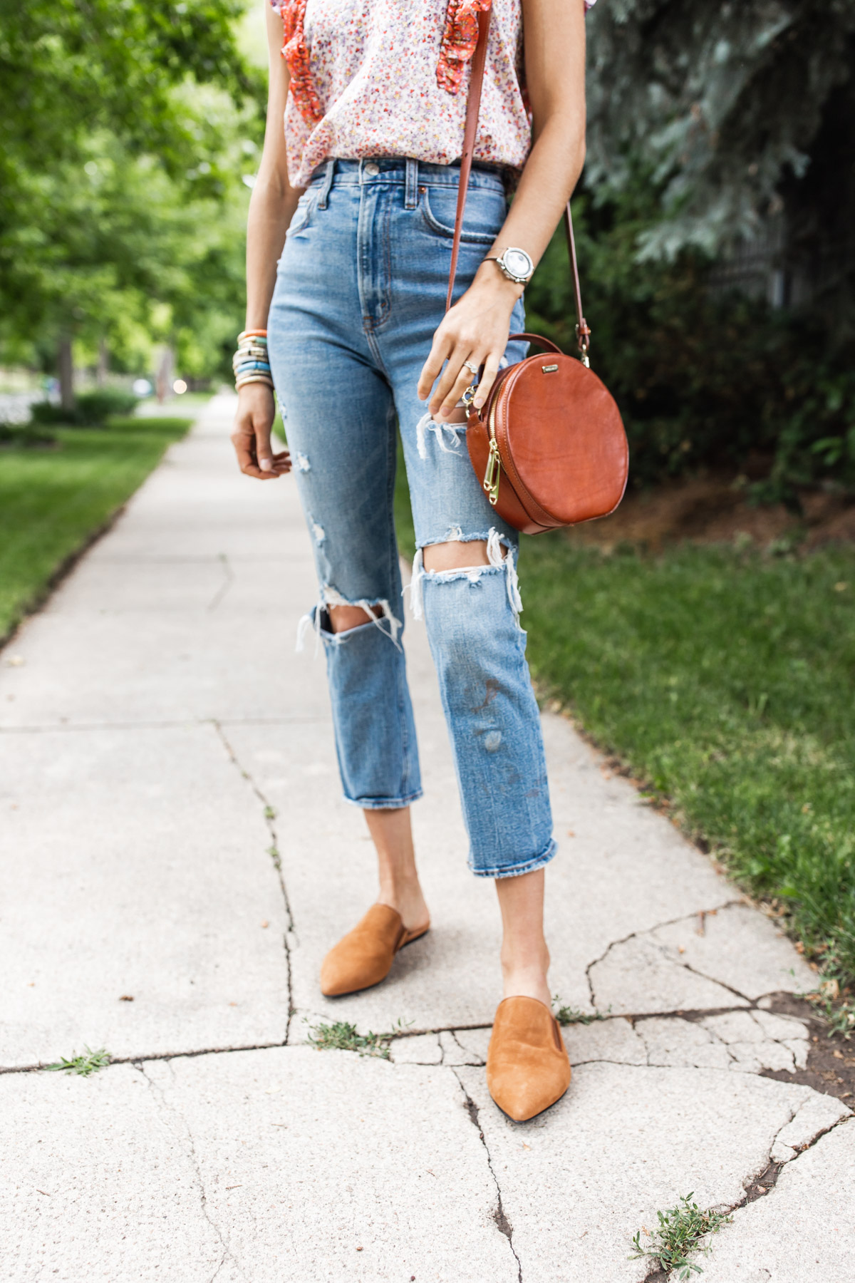 ripped mom jeans outfit