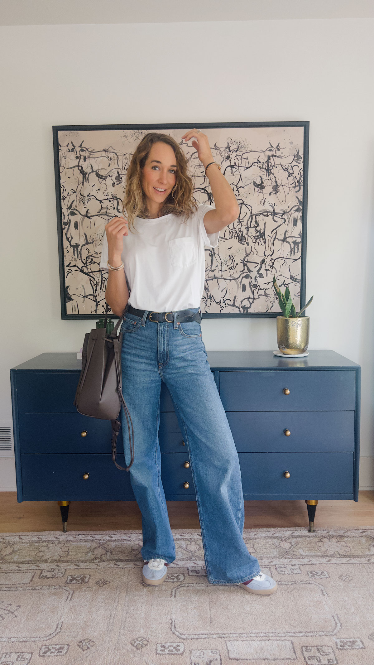 wide leg jeans and sneakers outfit