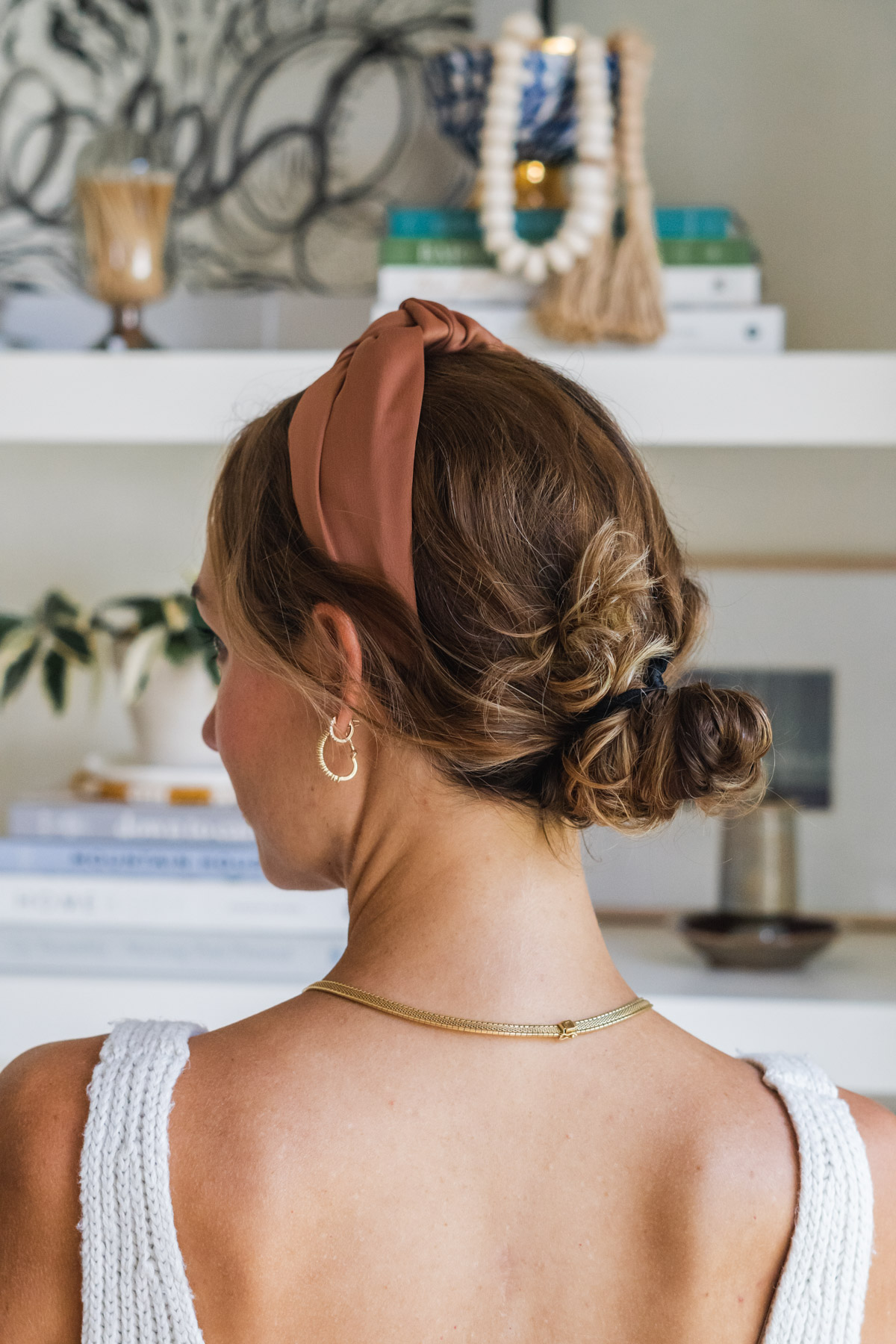 how to wear a headband with a bun